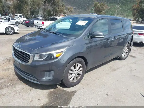 KNDMB5C1XH6226200 2017 KIA SEDONA - Image 2