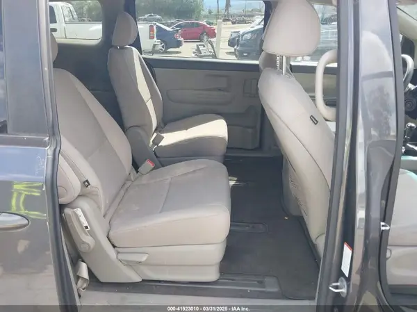 KNDMB5C1XH6226200 2017 KIA SEDONA - Image 8