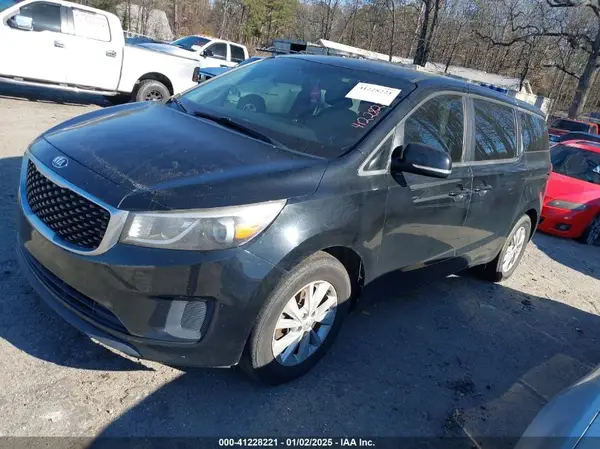 KNDMB5C1XH6228173 2017 KIA SEDONA - Image 2