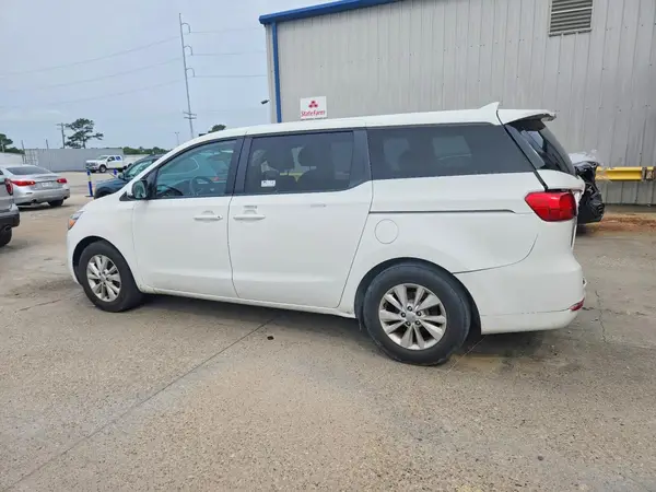 KNDMB5C1XH6233079 2017 KIA SEDONA - Image 2