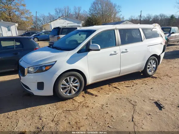 KNDMB5C1XH6239237 2017 KIA SEDONA - Image 2
