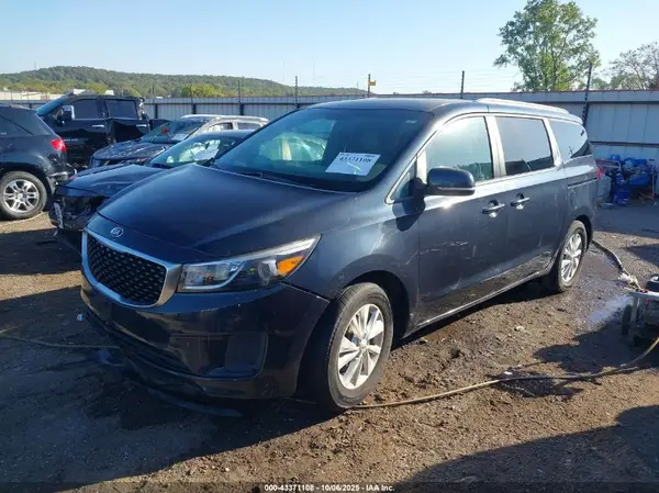 KNDMB5C1XH6242672 2017 KIA SEDONA - Image 2