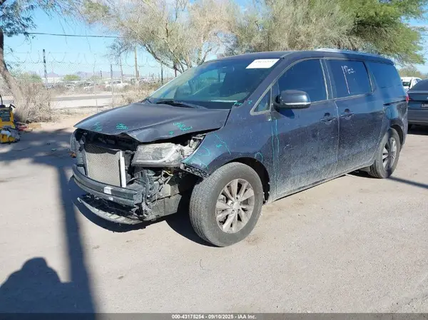 KNDMB5C1XH6245135 2017 KIA SEDONA - Image 2