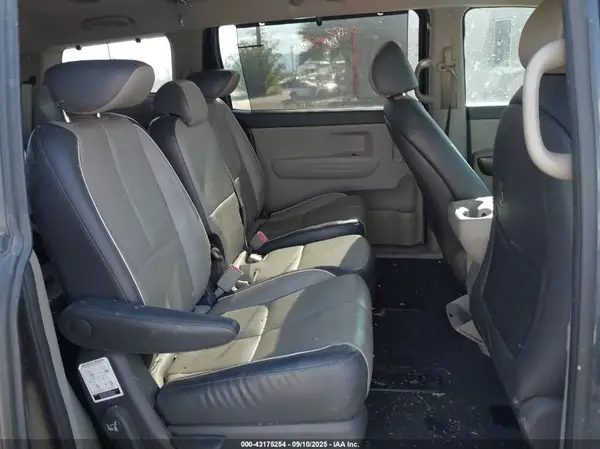 KNDMB5C1XH6245135 2017 KIA SEDONA - Image 8