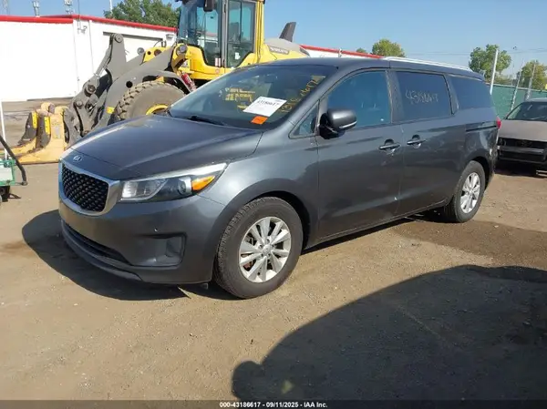 KNDMB5C1XH6269435 2017 KIA SEDONA - Image 2