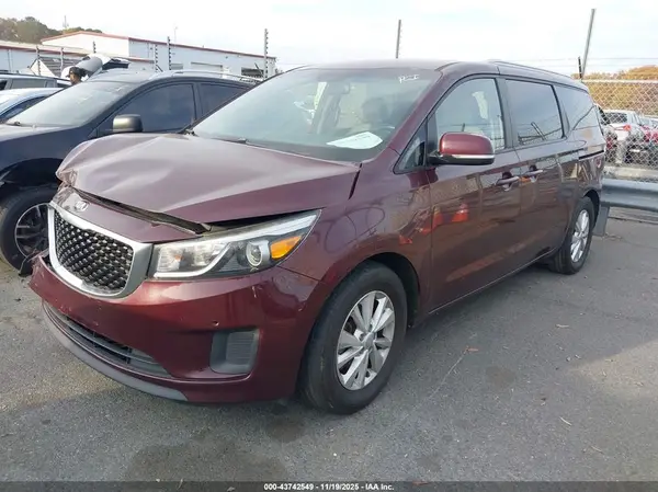 KNDMB5C1XH6271346 2017 KIA SEDONA - Image 2