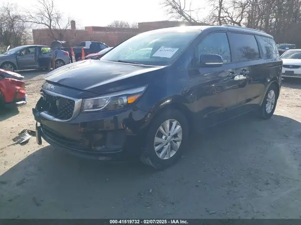 KNDMB5C1XH6307018 2017 KIA SEDONA - Image 2