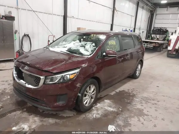 KNDMB5C1XH6324210 2017 KIA SEDONA - Image 2