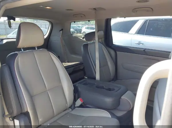 KNDMB5C1XH6330900 2017 KIA SEDONA - Image 8