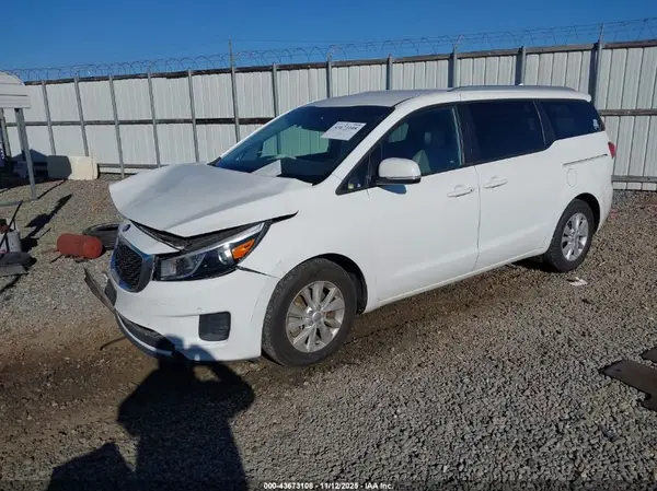 KNDMB5C1XH6333702 2017 KIA SEDONA - Image 2