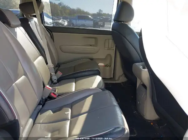 KNDMB5C1XH6333702 2017 KIA SEDONA - Image 8