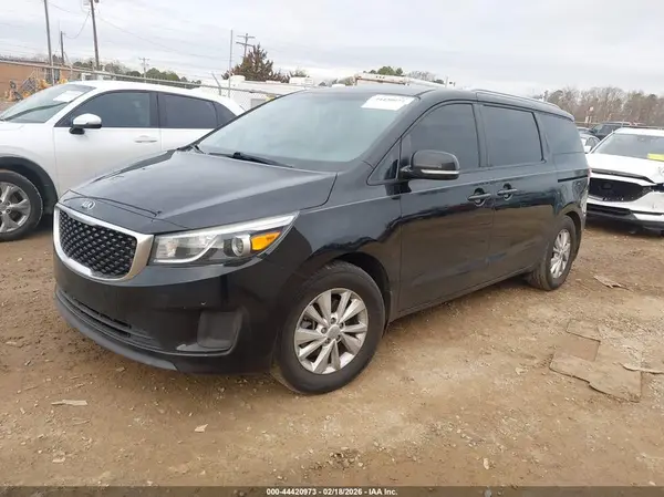 KNDMB5C1XJ6349095 2018 KIA SEDONA - Image 2