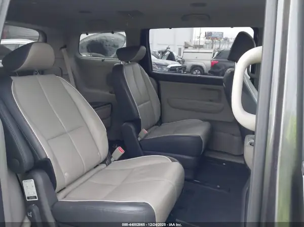KNDMB5C1XJ6350411 2018 KIA SEDONA - Image 8