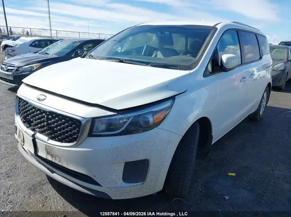 KNDMB5C1XJ6355205 2018 KIA SEDONA - Image 2