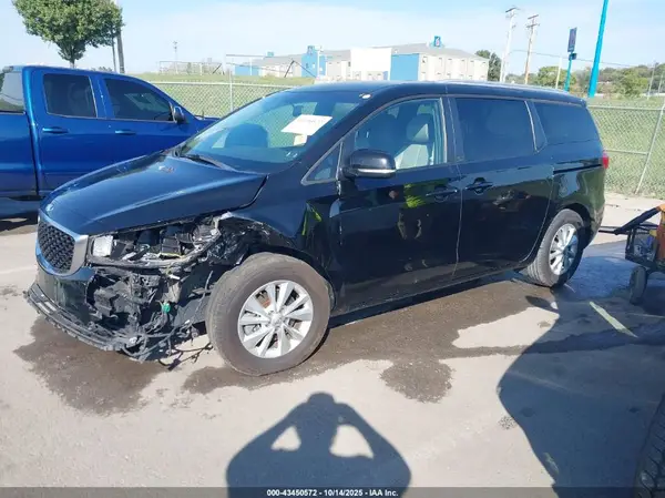 KNDMB5C1XJ6390813 2018 KIA SEDONA - Image 2