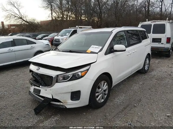 KNDMB5C1XJ6390861 2018 KIA SEDONA - Image 2