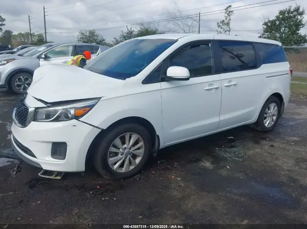 KNDMB5C1XJ6396045 2018 KIA SEDONA - Image 2