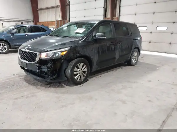 KNDMB5C1XJ6398572 2018 KIA SEDONA - Image 2