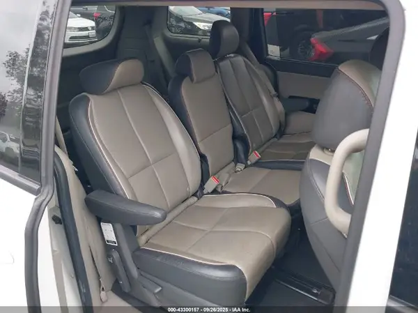 KNDMC5C10H6337870 2017 KIA SEDONA - Image 8
