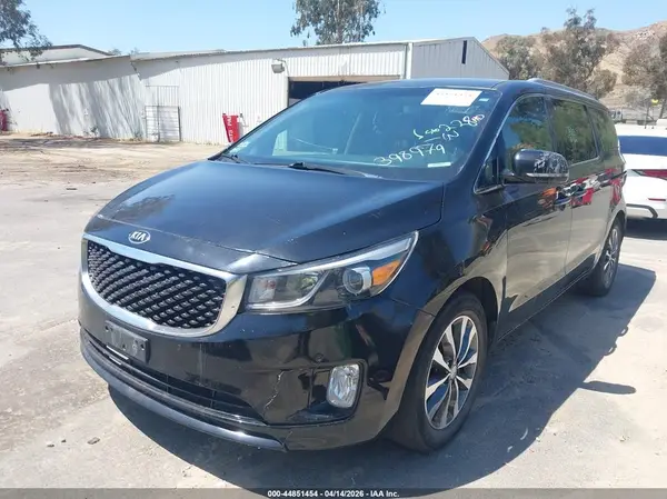 KNDMC5C10J6398979 2018 KIA SEDONA - Image 2