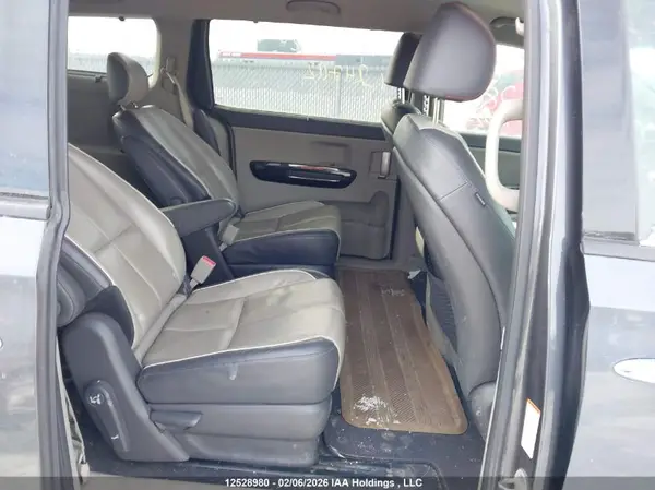 KNDMC5C11H6247112 2017 KIA SEDONA - Image 8