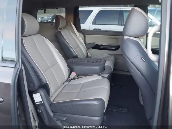 KNDMC5C11H6257235 2017 KIA SEDONA - Image 8