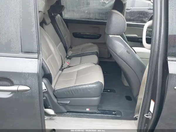 KNDMC5C11H6263620 2017 KIA SEDONA - Image 8
