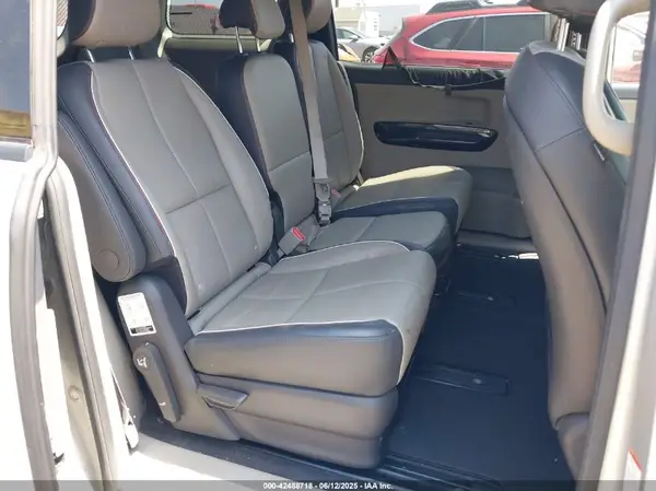 KNDMC5C11H6264136 2017 KIA SEDONA - Image 8