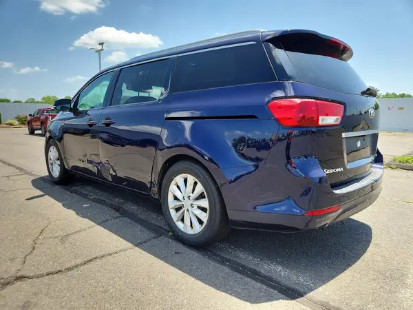 KNDMC5C11J6386825 2018 KIA SEDONA - Image 2