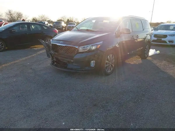 KNDMC5C11J6389689 2018 KIA SEDONA - Image 2