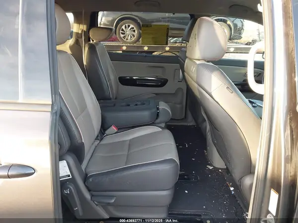 KNDMC5C11J6389689 2018 KIA SEDONA - Image 8