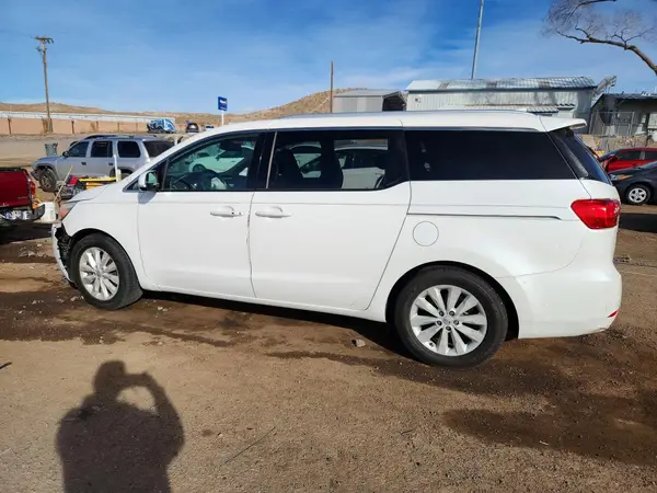 KNDMC5C12J6394626 2018 KIA SEDONA - Image 2