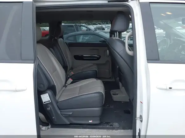 KNDMC5C13H6327883 2017 KIA SEDONA - Image 8