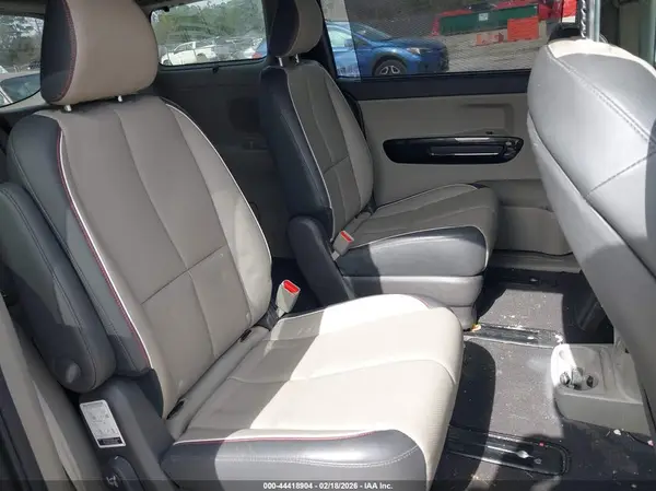 KNDMC5C13J6356645 2018 KIA SEDONA - Image 8