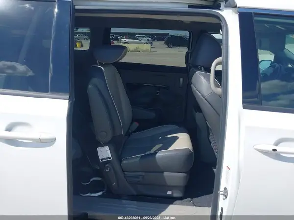 KNDMC5C13J6376524 2018 KIA SEDONA - Image 8