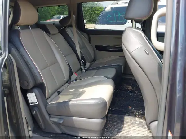 KNDMC5C14H6273879 2017 KIA SEDONA - Image 8