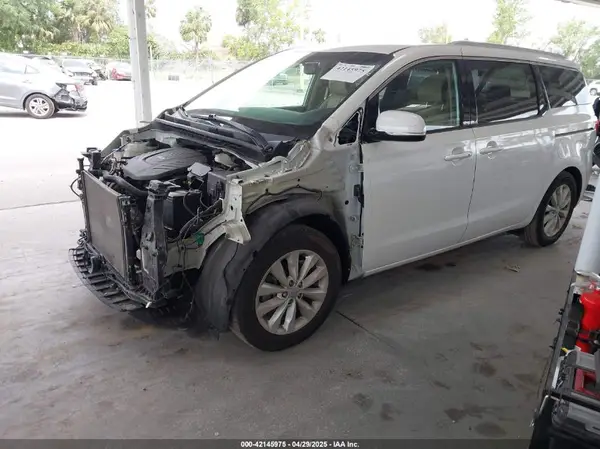 KNDMC5C14H6335068 2017 KIA SEDONA - Image 2