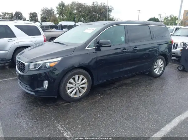 KNDMC5C14J6407067 2018 KIA SEDONA - Image 2
