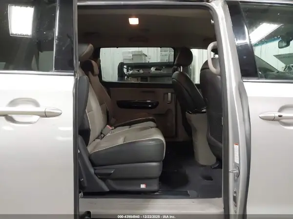 KNDMC5C15G6147710 2016 KIA SEDONA - Image 8