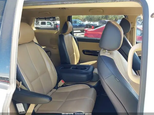 KNDMC5C15G6186555 2016 KIA SEDONA - Image 8