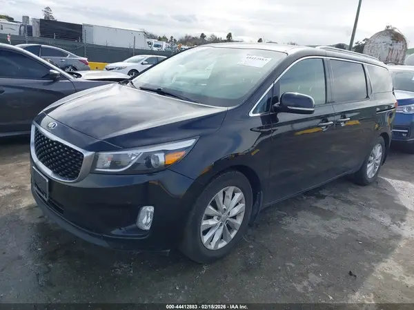 KNDMC5C15H6273678 2017 KIA SEDONA - Image 2