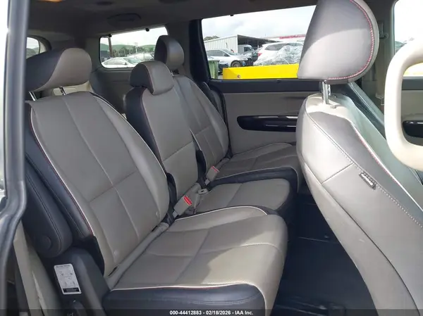 KNDMC5C15H6273678 2017 KIA SEDONA - Image 8