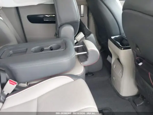 KNDMC5C15J6352046 2018 KIA SEDONA - Image 8