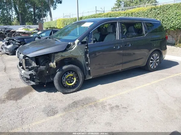 KNDMC5C15J6366481 2018 KIA SEDONA - Image 2