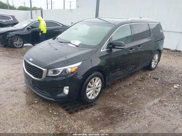 KNDMC5C16H6291929 2017 KIA SEDONA - Image 2