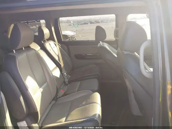 KNDMC5C16H6343253 2017 KIA SEDONA - Image 8