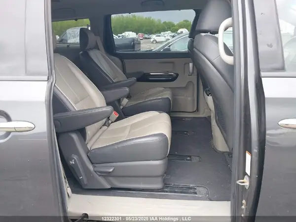 KNDMC5C16J6352377 2018 KIA SEDONA - Image 8