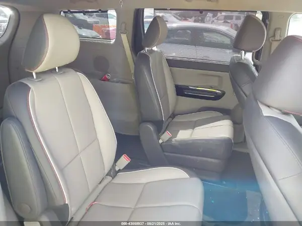 KNDMC5C16J6386447 2018 KIA SEDONA - Image 8
