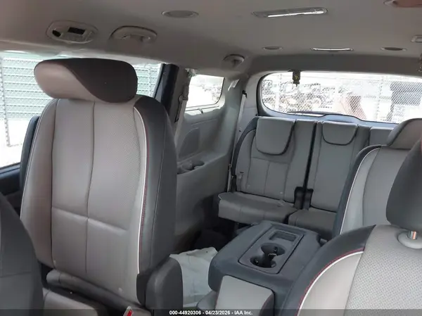 KNDMC5C16J6398260 2018 KIA SEDONA - Image 8