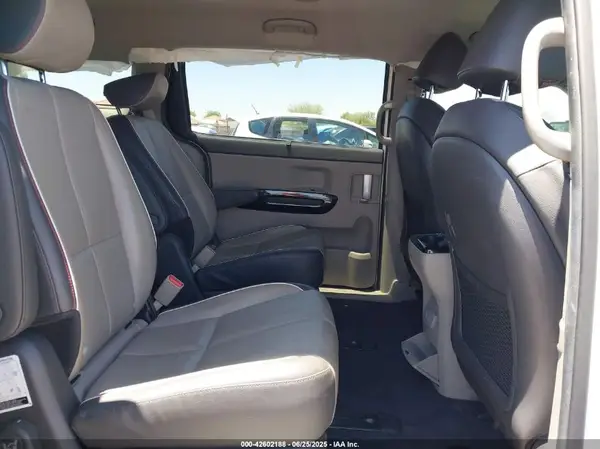 KNDMC5C16J6399635 2018 KIA SEDONA - Image 8
